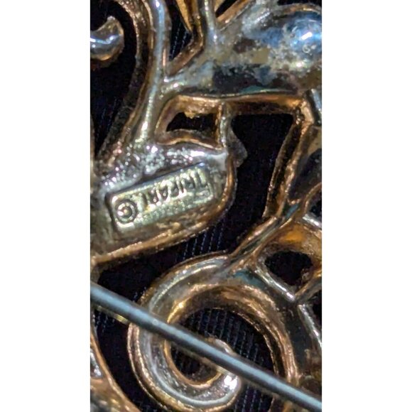 Vintage Crown Trifari  Brooch With Red Rhinestones Floral Swirl Design 2 Inches - Picture 5 of 7